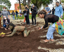 performance de artista indígena contemporânea surpreende no Centro Histórico