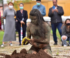 performance de artista indígena contemporânea surpreende no Centro Histórico