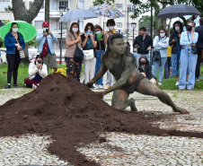 performance de artista indígena contemporânea surpreende no Centro Histórico