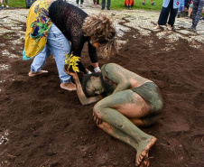 Museu Paranaense: performance de artista indígena contemporânea surpreende no Centro Histórico -  Curitiba, 20/03/2022
