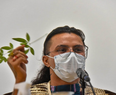 Museu Paranaense: performance de artista indígena contemporânea surpreende no Centro Histórico -  Curitiba, 20/03/2022