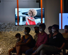 Museu Paranaense: performance de artista indígena contemporânea surpreende no Centro Histórico -  Curitiba, 20/03/2022