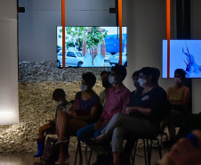 Museu Paranaense: performance de artista indígena contemporânea surpreende no Centro Histórico -  Curitiba, 20/03/2022