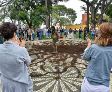 performance de artista indígena contemporânea surpreende no Centro Histórico