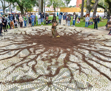 performance de artista indígena contemporânea surpreende no Centro Histórico