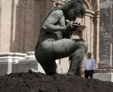 MUPA traz artista indígena para apresentar performance inédita no Brasil