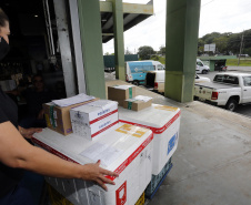 Distribuição de vacinas contra Covid 19, para as regionais de saúde do Paraná, no Cemepar, em Curitiba -  Curitiba, 29/03/2022