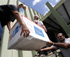 Distribuição de vacinas contra Covid 19, para as regionais de saúde do Paraná, no Cemepar, em Curitiba -  Curitiba, 29/03/2022