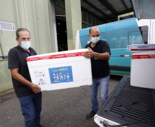 Funcionários do Cemepar carregando vacinas contra a Covid 19, para as 22 regionais de saúide do Paraná 