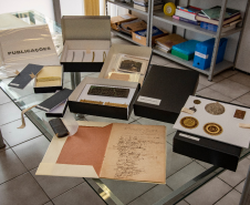 Documentos de Alfredo Andersen passam por processo de conservação e ganham sobrevida