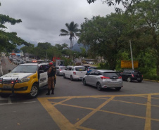 Batalhão Rodoviário faz inversão de pista na PR 412 sentido Ferry Boat no Litoral para retorno do Carnaval