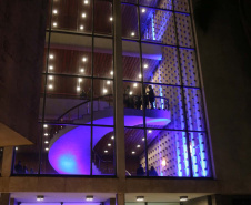 Prédios públicos da capital são iluminados de azul em apoio ao Dia Mundial de Conscientização do Autismo