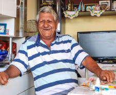 Vila Santana, em Prudentópolis, é exemplo do impacto dos programas do Estado na vida das pessoas. Na foto, Olívio Gonçalves e Vitória Pryzygocki.