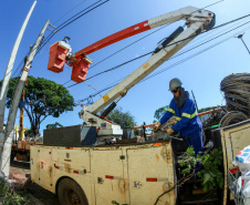 Com trabalho intenso durante a noite, Copel religa quase 90% das unidades afetadas pelo temporal - Na  foto,  trabalhos na área central dae Maringá: avenidas Mandacaru, XV de Novembro, Colombo e Rua Piratininga - Curitiba, 24/04/2022