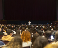  Teatro Guaíra recebe alunos de escolas públicas de Curitiba para apresentação de “Terra Brasilis”