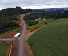 Trecho da ligação asfáltica entre os municípios de Mato Rico e Pitanga, na região central do Estado - 