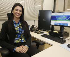  Secretaria de Saúde apresenta nova ouvidora do SUS no Paraná (de azul na foto) Lais Alves Ventura é a nova ouvidora geral da Saúde no Paraná