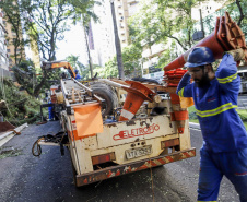 Com trabalho intenso durante a noite, Copel religa quase 90% das unidades afetadas pelo temporal - Na  foto,  trabalhos na área central dae Maringá: avenidas Mandacaru, XV de Novembro, Colombo e Rua Piratininga - Curitiba, 24/04/2022