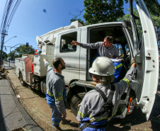 Com trabalho intenso durante a noite, Copel religa quase 90% das unidades afetadas pelo temporal - Na  foto,  trabalhos na área central dae Maringá: avenidas Mandacaru, XV de Novembro, Colombo e Rua Piratininga - Curitiba, 24/04/2022