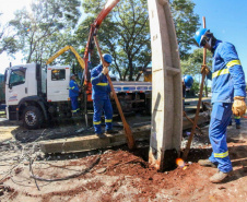 Com trabalho intenso durante a noite, Copel religa quase 90% das unidades afetadas pelo temporal - Na  foto,  trabalhos na área central dae Maringá: avenidas Mandacaru, XV de Novembro, Colombo e Rua Piratininga - Curitiba, 24/04/2022