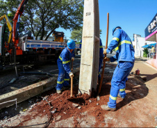 Com trabalho intenso durante a noite, Copel religa quase 90% das unidades afetadas pelo temporal - Na  foto,  trabalhos na área central dae Maringá: avenidas Mandacaru, XV de Novembro, Colombo e Rua Piratininga - Curitiba, 24/04/2022