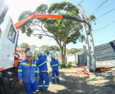 Com trabalho intenso durante a noite, Copel religa quase 90% das unidades afetadas pelo temporal - Na  foto,  trabalhos na área central dae Maringá: avenidas Mandacaru, XV de Novembro, Colombo e Rua Piratininga - Curitiba, 24/04/2022