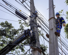 Com trabalho intenso durante a noite, Copel religa quase 90% das unidades afetadas pelo temporal - Na  foto,  trabalhos na área central dae Maringá: avenidas Mandacaru, XV de Novembro, Colombo e Rua Piratininga - Curitiba, 24/04/2022