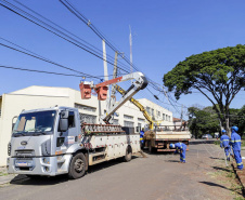 Com trabalho intenso durante a noite, Copel religa quase 90% das unidades afetadas pelo temporal - Na  foto,  trabalhos na área central dae Maringá: avenidas Mandacaru, XV de Novembro, Colombo e Rua Piratininga - Curitiba, 24/04/2022