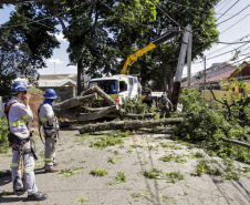  Com trabalho intenso durante a noite, Copel religa quase 90% das unidades afetadas pelo temporal - Na foto, trabalhos na área central dae Maringá: avenidas Mandacaru, XV de Novembro, Colombo e Rua Piratininga - Curitiba, 24/04/2022 Com trabalho intenso durante a noite, Copel religa quase 90% das unidades afetadas pelo temporal - Na foto, trabalhos na área central de Maringá: avenidas Mandacaru, XV de Novembro, Colombo e Rua Piratininga - Curitiba, 24/04/2022