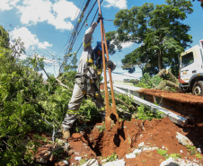  Com trabalho intenso durante a noite, Copel religa quase 90% das unidades afetadas pelo temporal - Na foto, trabalhos na área central dae Maringá: avenidas Mandacaru, XV de Novembro, Colombo e Rua Piratininga - Curitiba, 24/04/2022 Com trabalho intenso durante a noite, Copel religa quase 90% das unidades afetadas pelo temporal - Na foto, trabalhos na área central de Maringá: avenidas Mandacaru, XV de Novembro, Colombo e Rua Piratininga - Curitiba, 24/04/2022