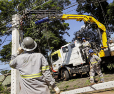  Com trabalho intenso durante a noite, Copel religa quase 90% das unidades afetadas pelo temporal - Na foto, trabalhos na área central dae Maringá: avenidas Mandacaru, XV de Novembro, Colombo e Rua Piratininga - Curitiba, 24/04/2022 Com trabalho intenso durante a noite, Copel religa quase 90% das unidades afetadas pelo temporal - Na foto, trabalhos na área central de Maringá: avenidas Mandacaru, XV de Novembro, Colombo e Rua Piratininga - Curitiba, 24/04/2022