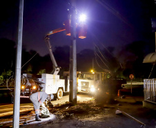 eEquipes da Copel foram convocadas neste domingo (24) para ajudar no trabalho de recomposição da rede de energia danificada nas cidades mais afetadas pelas chuvas, acompanhadas de fortes rajadas de vento, na noite de sexta-feira (22) e madrugada de sábado (23). - Curitiba, 24/04/2022