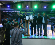 Governador entrega títulos de propriedade e confirma investimentos na Lapa