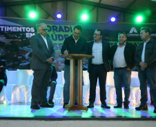 Governador entrega títulos de propriedade e confirma investimentos na Lapa