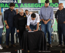 Durante a passagem por Ribeirão do Pinhal, no Norte Pioneiro, nesta quinta-feira (12), o governador Carlos Massa Ratinho Junior autorizou a liberação de mais R$ 884,2 mil para ações na área da saúde.