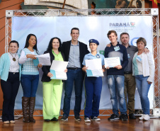 Alunos ganhadores do Redação Nota 10 participam de premiação em visita a Curitiba
