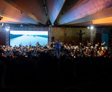 Orquestra Sinfônica do Paraná reúne público de Cascavel para concerto sertanejo