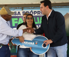 O governador Carlos Massa Ratinho Junior entregou nesta quinta-feira (5) as chaves de 33 novas casas populares a famílias de Juranda, na região Centro-Oeste do Paraná.