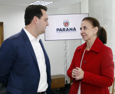 Governador do Paraná, Carlos Massa Ratinho Junior anunciou nesta quarta-feira (25), no Palácio Iguaçu, que o terminal central do município de São José dos Pinhais será incorporado à rede, permitindo um deslocamento mais ágil e econômico ao usuário. A iniciativa vai beneficiar cerca de 2,5 mil pessoas que se deslocam diariamente pelas linhas urbanas e metropolitanas e que, agora, precisarão pagar apenas uma tarifa. Participaram do anúncio o secretário-chefe da Casa Civil, prefeita da cidade, Nina Singer, Joã