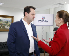 Governador do Paraná, Carlos Massa Ratinho Junior anunciou nesta quarta-feira (25), no Palácio Iguaçu, que o terminal central do município de São José dos Pinhais será incorporado à rede, permitindo um deslocamento mais ágil e econômico ao usuário. A iniciativa vai beneficiar cerca de 2,5 mil pessoas que se deslocam diariamente pelas linhas urbanas e metropolitanas e que, agora, precisarão pagar apenas uma tarifa. Participaram do anúncio o secretário-chefe da Casa Civil, prefeita da cidade, Nina Singer, Joã