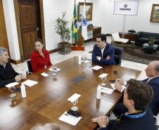 Governador do Paraná, Carlos Massa Ratinho Junior anunciou nesta quarta-feira (25), no Palácio Iguaçu, que o terminal central do município de São José dos Pinhais será incorporado à rede, permitindo um deslocamento mais ágil e econômico ao usuário. A iniciativa vai beneficiar cerca de 2,5 mil pessoas que se deslocam diariamente pelas linhas urbanas e metropolitanas e que, agora, precisarão pagar apenas uma tarifa. Participaram do anúncio o secretário-chefe da Casa Civil, prefeita da cidade, Nina Singer, Joã