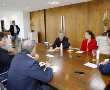 Governador do Paraná, Carlos Massa Ratinho Junior anunciou nesta quarta-feira (25), no Palácio Iguaçu, que o terminal central do município de São José dos Pinhais será incorporado à rede, permitindo um deslocamento mais ágil e econômico ao usuário. A iniciativa vai beneficiar cerca de 2,5 mil pessoas que se deslocam diariamente pelas linhas urbanas e metropolitanas e que, agora, precisarão pagar apenas uma tarifa. Participaram do anúncio o secretário-chefe da Casa Civil, prefeita da cidade, Nina Singer, Joã