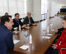 Governador do Paraná, Carlos Massa Ratinho Junior anunciou nesta quarta-feira (25), no Palácio Iguaçu, que o terminal central do município de São José dos Pinhais será incorporado à rede, permitindo um deslocamento mais ágil e econômico ao usuário. A iniciativa vai beneficiar cerca de 2,5 mil pessoas que se deslocam diariamente pelas linhas urbanas e metropolitanas e que, agora, precisarão pagar apenas uma tarifa. Participaram do anúncio o secretário-chefe da Casa Civil, prefeita da cidade, Nina Singer, Joã