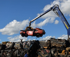 Detran realiza leilão de 10.475 veículos, nas condições de reciclagem, sucata e atos à circulação em via pública