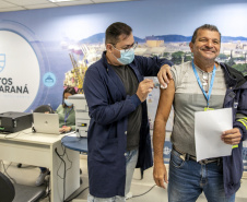 Trabalhadores portuários de Paranaguá recebem vacina contra Covid-19 e Influenza H3N2 