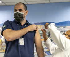 Trabalhadores portuários de Paranaguá recebem vacina contra Covid-19 e Influenza H3N2 