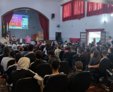 Estudantes assistem a palestra de orientação e prevenção do assédio sexual