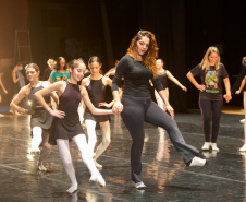  Escola de Dança Teatro Guaíra celebra Dia das Mães no palco do Guairão