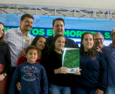 O governador Carlos Massa Ratinho Junior entregou nesta sexta-feira (6), 52 títulos de regularização fundiária para famílias em Moreira Sales, na região Centro-Oeste do Estado. 