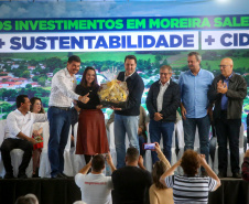 O governador Carlos Massa Ratinho Junior entregou nesta sexta-feira (6), 52 títulos de regularização fundiária para famílias em Moreira Sales, na região Centro-Oeste do Estado. 